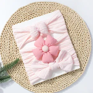 Détails de trois bandeaux roses pour bébé avec nœuds et fleurs sur une carte