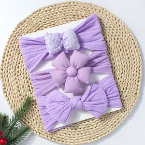 Ensemble de trois bandeaux bébé lavande avec nœuds et fleurs sur carte de présentation