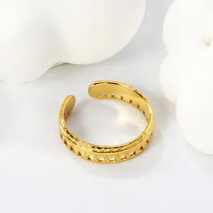 Detailansicht des unregelmäßigen 18k Goldrings mit einzigartigen geometrischen Ausschnitten