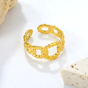 Detailaufnahme der vergoldeten Edelstahl-Ring mit gedrehtem Kettendesign und offener Form