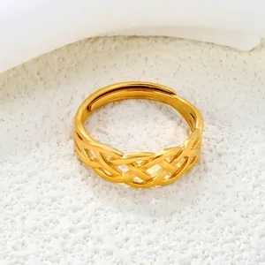 Detaillierte Makroansicht eines 18k vergoldeten, gewebten Gitter-Rings in Goldoptik
