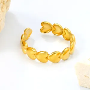 Nahaufnahme des 18k vergoldeten verstellbaren Edelstahlrings mit verknüpften Herzen