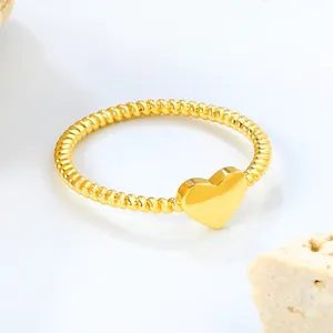 Makroaufnahme von 18k vergoldetem Edelstahl-Herzring mit gedrehtem Seilband-Detail