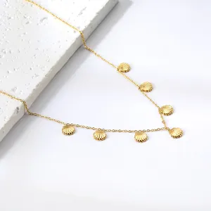 Elegante goldene Halskette mit sieben zierlichen Muschel-Anhängern auf weißem Hintergrund