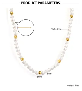 Detalle del collar bañado en oro de 18k con perlas de 3mm y cadena de extensión ajustable