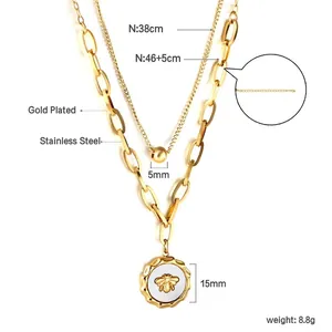 Detalle del collar de acero inoxidable chapado en oro 18k con perla y colgante de abeja