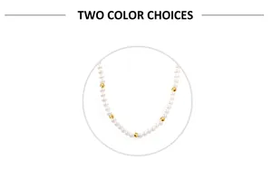Vista detallada del collar de perlas elegantes con pequeñas cuentas doradas de oro 18k