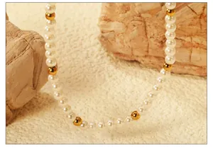 Detalle de cuentas bañadas en oro de 18k y perlas blancas en un collar de diseño lujoso
