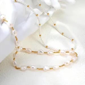 Collar de perlas barrocas con cuentas de metal bañadas en oro de 18k sobre fondo blanco