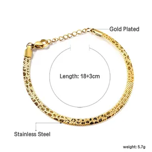 Dettaglio del bracciale a catena serpente placcato oro 18k con chiusura e misure