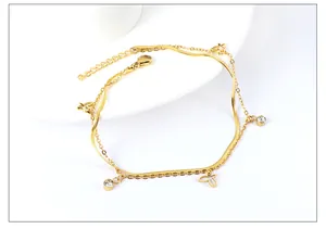 Detailansicht der 18k vergoldeten zweilagigen Fußkette mit Schmetterlingen und Zirkonia