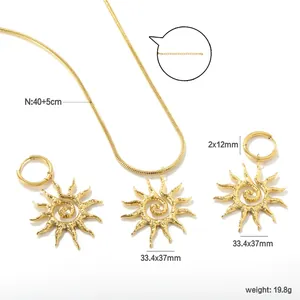 Détails de l'ensemble bijoux soleil avec texture martelée et mesures du collier