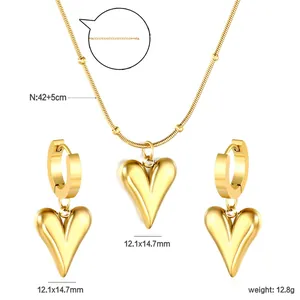 Detalle de conjunto de joyas de corazón dorado con collar y pendientes con dimensiones