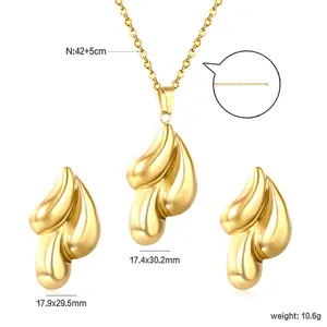 Vista detallada del conjunto de joyas de trébol en forma de lágrima con medidas de collar