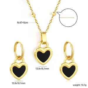 Détails du coffret bijoux cœur doré avec indications des dimensions et de la chaîne