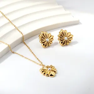 Set gioielli a fiore placcato oro 18k con collana e orecchini su base in pietra bianca
