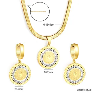 Detail view of gold clover coin jewelry set with 42+5cm necklace and earrings dimensions