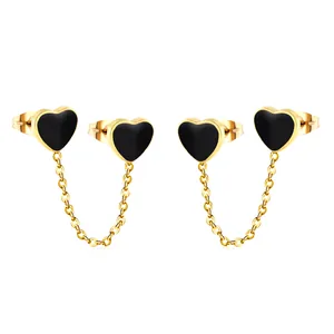 Gouden dubbele oorknopjes met zwart hartvormig design en een fijne lange schakelketting