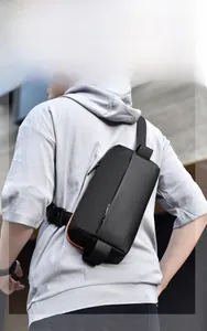 Wasserdichte Herren-Brusttasche mit orangefarbenen Paspeln und verstellbarem Riemen
