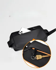 Detailansicht der schwarzen wasserdichten Brusttasche mit Frontfach und Schlüsselring