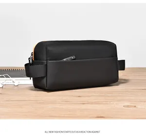 Detail der wasserfesten Nylon-Brusttasche mit orangefarbenem Reißverschluss und Griff