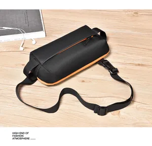 Detail der wasserdichten Brusttasche aus Nylon mit orangem Reißverschluss und Gurt