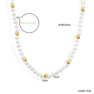 Collar de acero inoxidable chapado en oro de 18k con cuentas de metal y perlas blancas