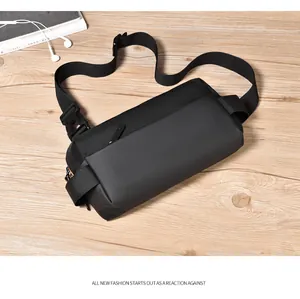 Wasserdichte Nylon-Brusttasche für Herren auf Holztisch mit Cereal-Magazin präsentiert