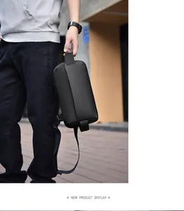 Wasserdichte schwarze Nylon-Brusttasche für Herren in einem modernen urbanen Outdoor-Stil