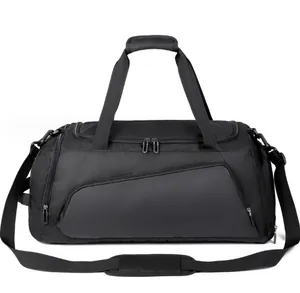 Dettaglio del tessuto nero e delle tasche con cerniera di una borsa da viaggio sport