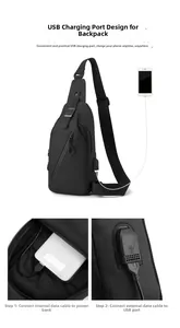 Detail der wasserdichten Nylon-Brusttasche mit integriertem externem USB-Ladeanschluss