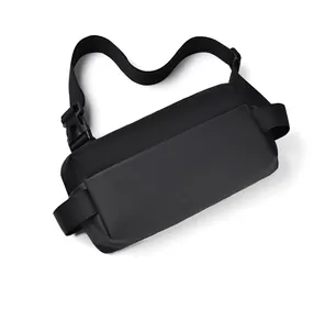 Detail der wasserdichten Nylon-Brusttasche mit robuster Kunststoffschnalle und Tragegurt