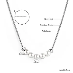 Collana a catena serpente in acciaio inossidabile placcato oro 18k con perle bianche