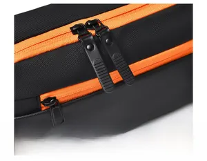 Detail der premium orangen SBS-Doppelreißverschlüsse an schwarzer wasserfester Brusttasche