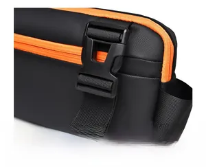 Makroaufnahme der Kunststoffschnalle und des robusten Wabenstoffs an einer Brusttasche