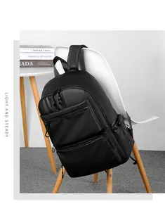 Dettaglio dello zaino nero opaco con tasche multiple con cerniera e tessuto di nylon