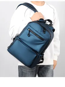 Dettaglio dello zaino business blu navy con molteplici scomparti dotati di cerniera