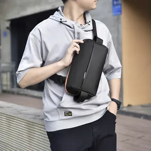 Lässige wasserfeste Herren-Brusttasche in Schwarz mit orangefarbenem Futter und Tragegurt