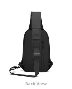 Vue arrière détaillée du sac de poitrine noir avec bandoulière et poche zippée