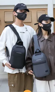 Sacs de poitrine étanches avec serrure à code de sécurité portés par des modèles