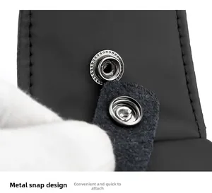 Detailaufnahme des robusten Hardware-Druckknopfs an der schwarzen Outdoor-Brusttasche
