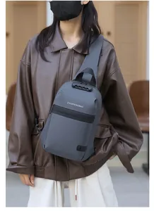 Sac bandoulière gris imperméable pour hommes avec serrure antivol et finition texturée