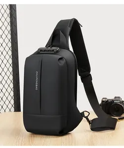 Detailansicht der matten wasserdichten Brusttasche mit 3-stelligem Sicherheits-Zahlenschloss