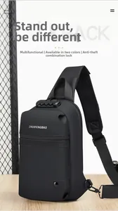 Gros plan d'un sac bandoulière étanche montrant la serrure de sécurité à trois chiffres