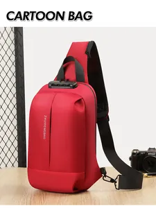 Detailansicht rote Diebstahlschutz-Brusttasche mit Zahlenschloss und festem Nylongewebe