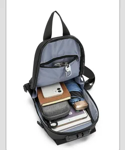 Vue intérieure du sac de poitrine étanche montrant la capacité pour tablette et parapluie