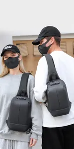 Detailansicht des dreistelligen Zahlenschlosses an der großen Crossbody-Brusttasche für Herren