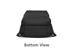 Vue détaillée du fond montrant la texture du tissu et les boucles métalliques du sac de poitrine