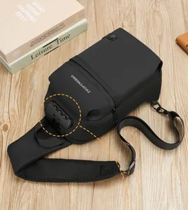 Détail du sac de poitrine étanche avec serrure à combinaison antivol et sangle large