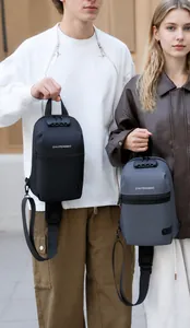 Détail des sacs de poitrine antivol noir et gris avec serrures à combinaison de sécurité